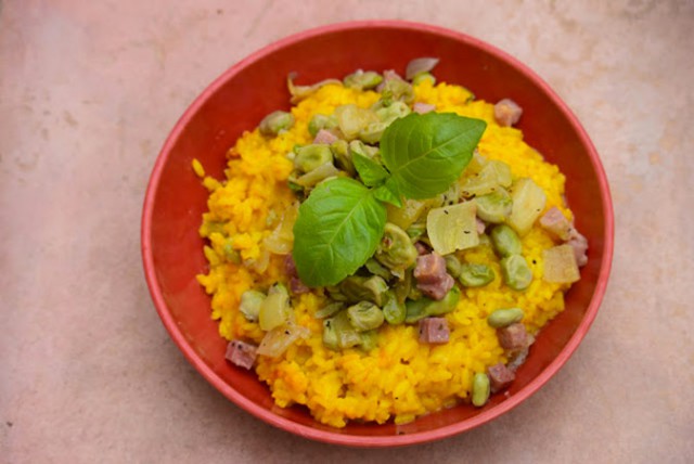 Réaliser un risotto aux légumes (safran, fèves et jambon)
